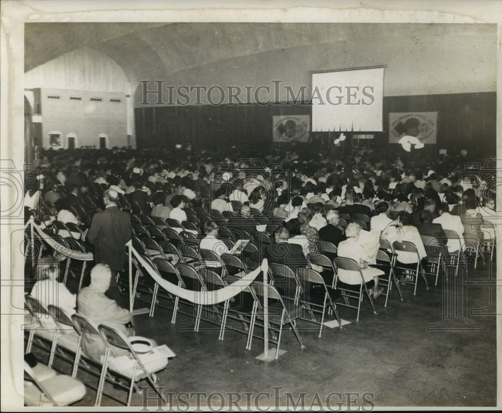 1970 Press Photo Crowd at a Hurricane Foresight Meeting - noa05050 - Historic Images