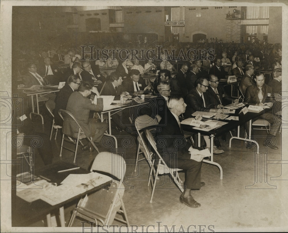 1970 Press Photo Crowd Listening to Speaker at Hurricane Foresight Meeting - Historic Images