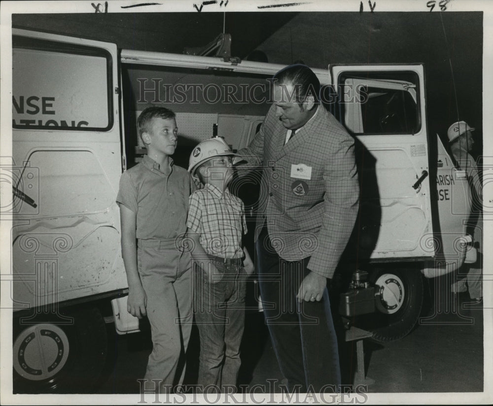 1970 Press Photo Man Shows Boys a Hard Helmet at Hurricane Foresight Meeting - Historic Images