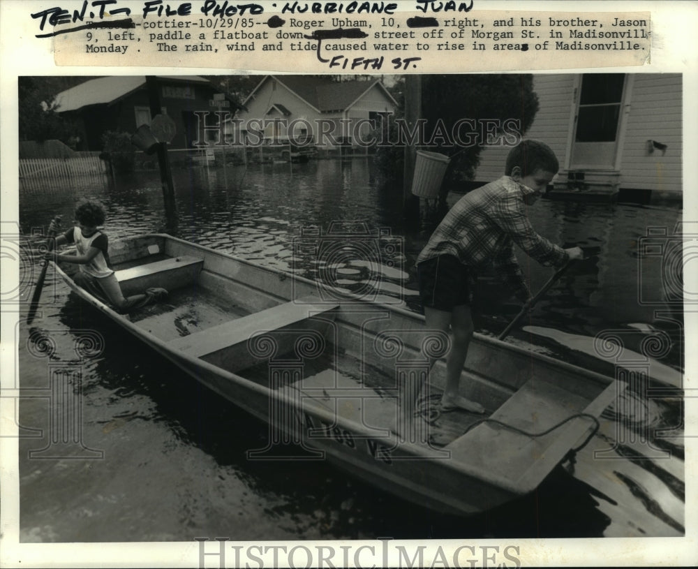 1985 Hurricane Juan-Roger Upham, 10 and brother Jason, 9. - Historic Images