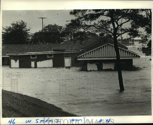 1985 Press Photo Hurricane Juan- Several feet of water at the Old Levee Board. - Historic Images