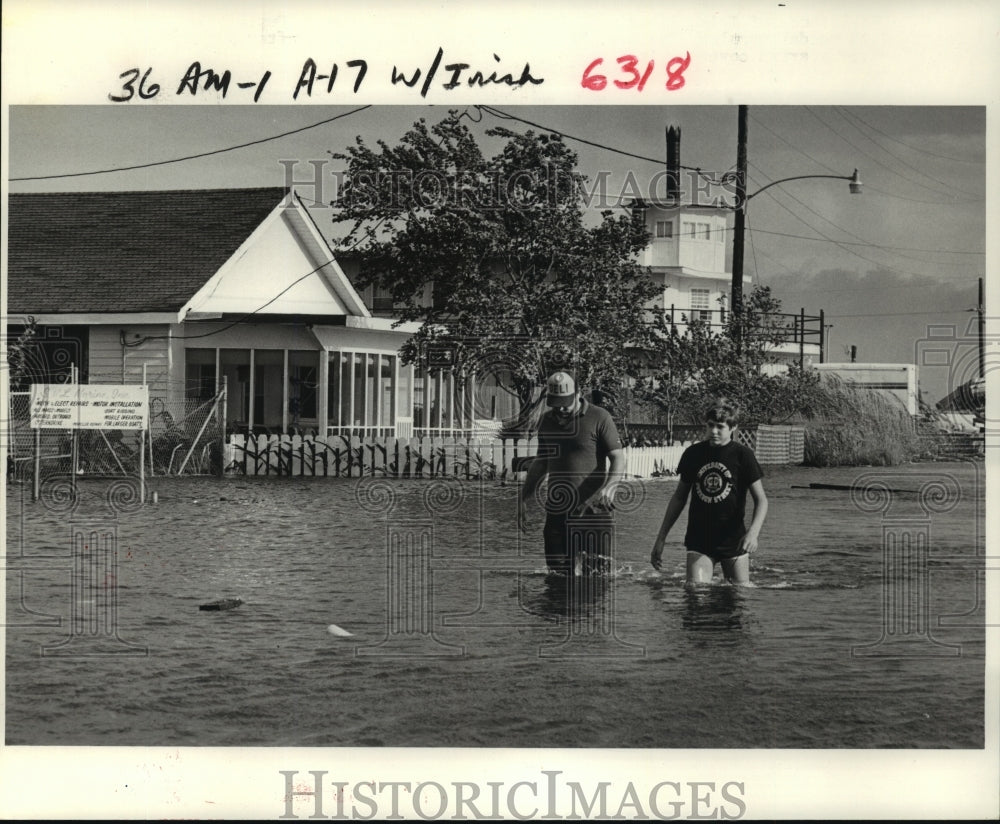 1985 Press Photo Hurricane Juan- Residents of Irish Bayou wade in water. - Historic Images