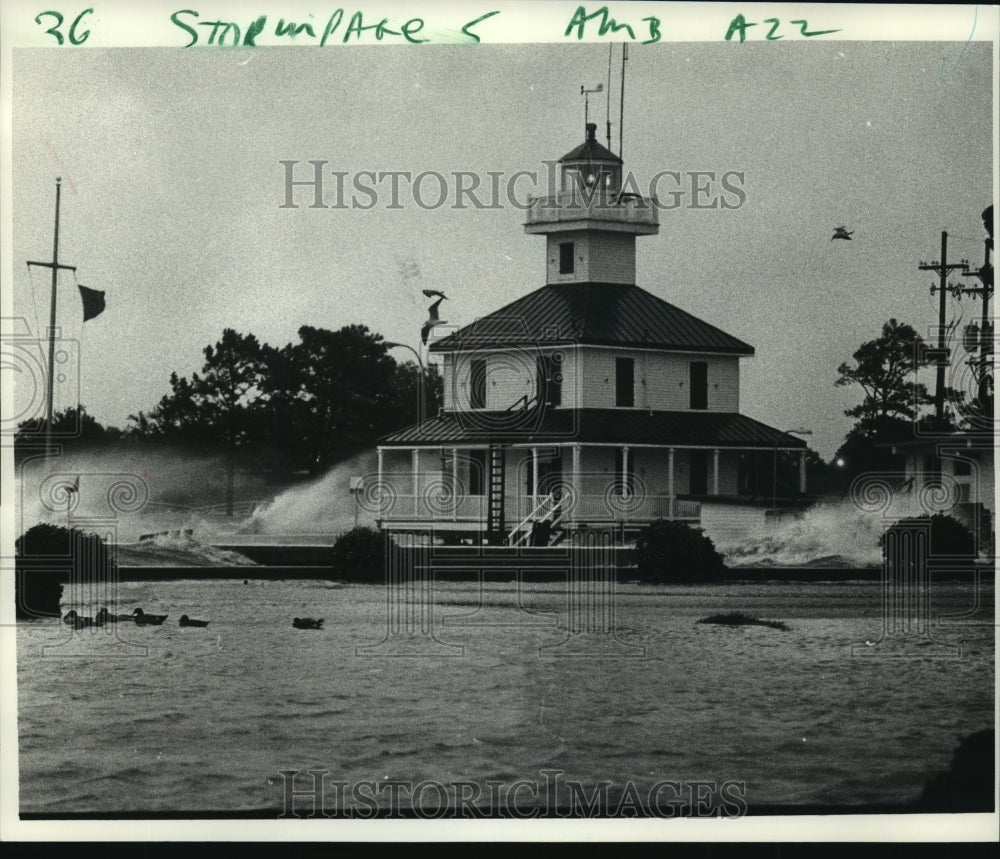 1985 Press Photo Hurricane Juan. Waves batter shoreline. - noa05077 - Historic Images