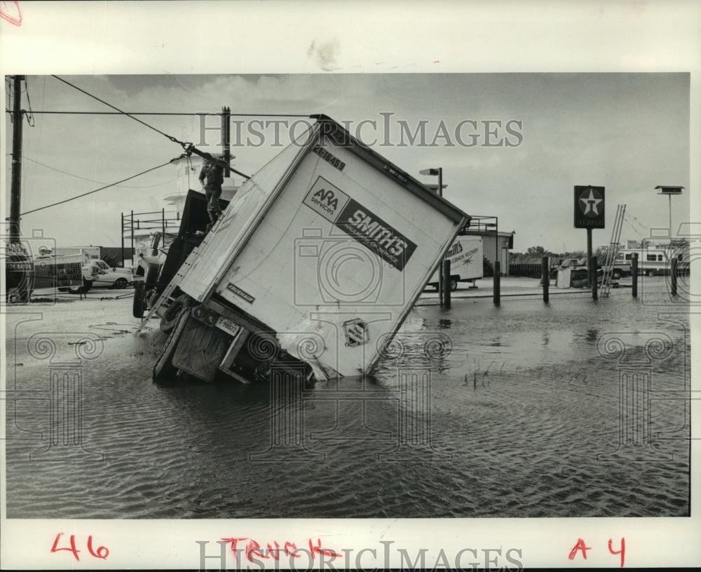 1985 Press Photo Hurricane Juan- Truck is stuck in a deep puddle of water. - Historic Images