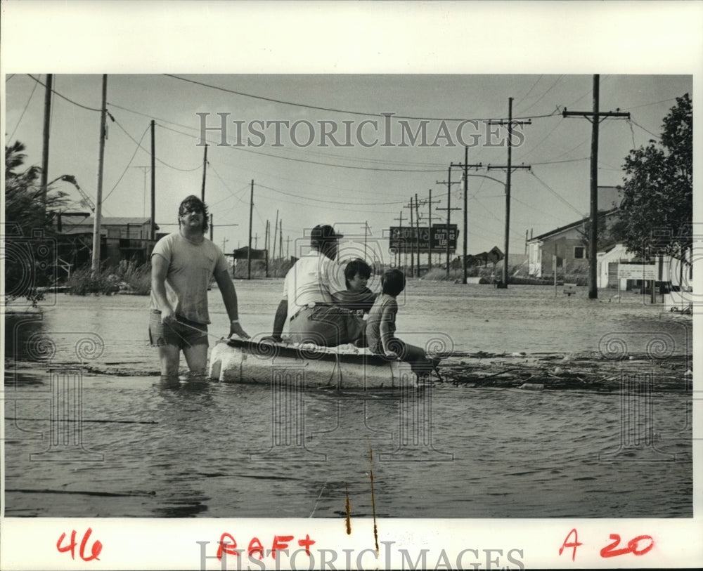 1985 Press Photo Hurricane Juan- Catching a ride on makeshift boat. - noa05079 - Historic Images