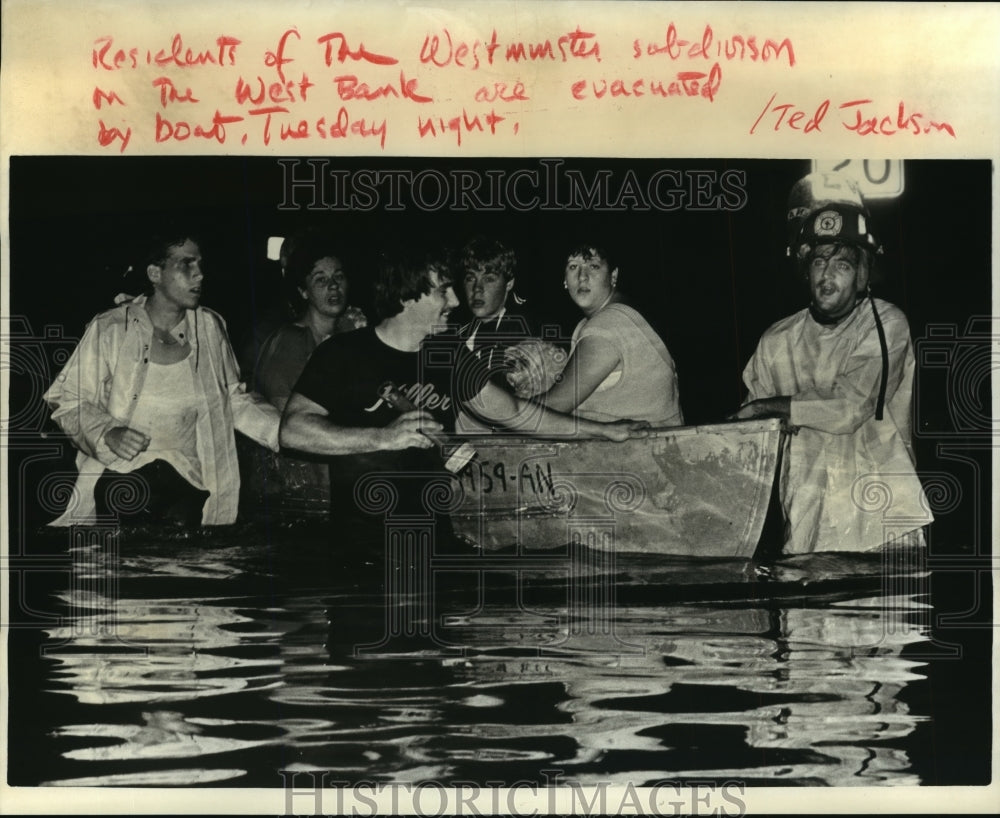 1985 Press Photo Hurricane Juan- Residents of Westminster subdivision evacuated. - Historic Images