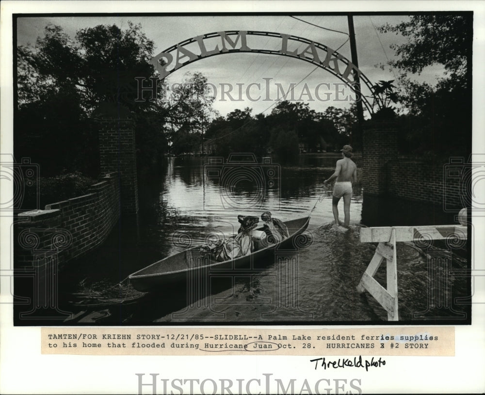 1985 Press Photo Hurricane Juan- A Palm Lake resident ferries supplies. - Historic Images