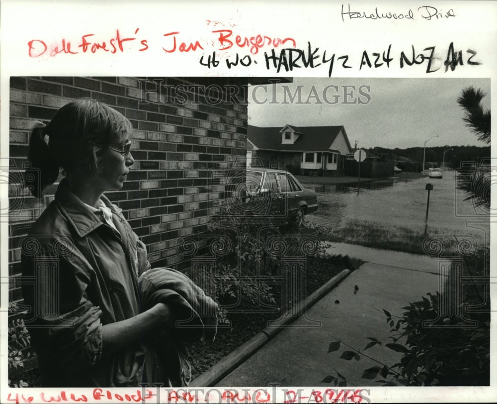 1985 Press Photo Hurricane Juan- Jan Bergeron watches floodwaters. - noa05093 - Historic Images