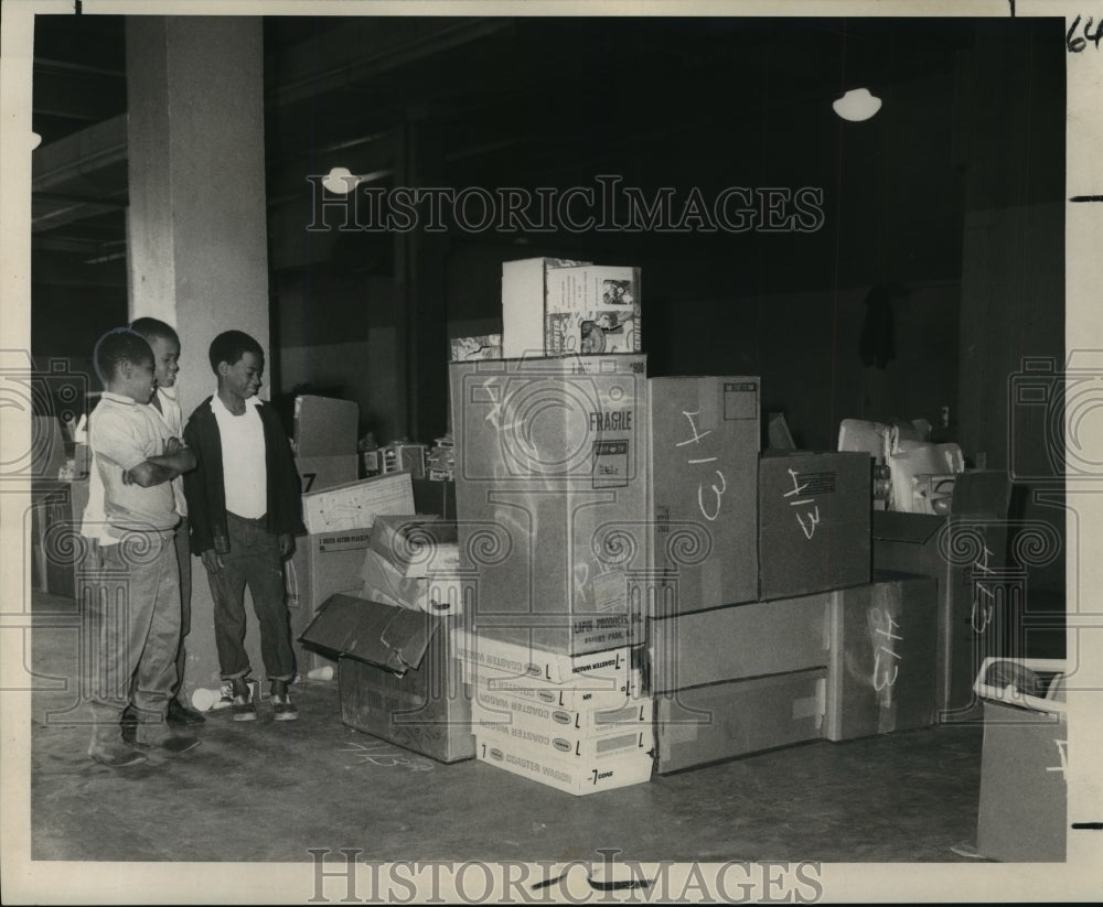 1969 Doll and Toy Fund- Children look at last load of gifts. - Historic Images