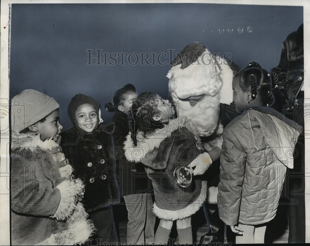 1974 Press Photo Doll and Toy Fund-5,500 little girls received gifts Sunday. - Historic Images