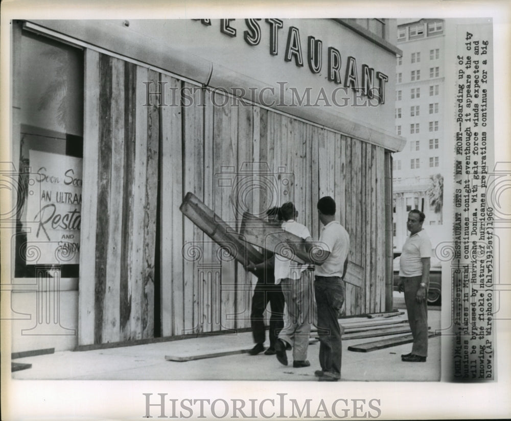 1960 Press Photo Hurricane Donna-Boarding up business windows in Miami.-Historic Images