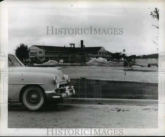 1956 Press Photo Hurricane Flossy- High waves pound shoreline. - noa05134- Historic Images