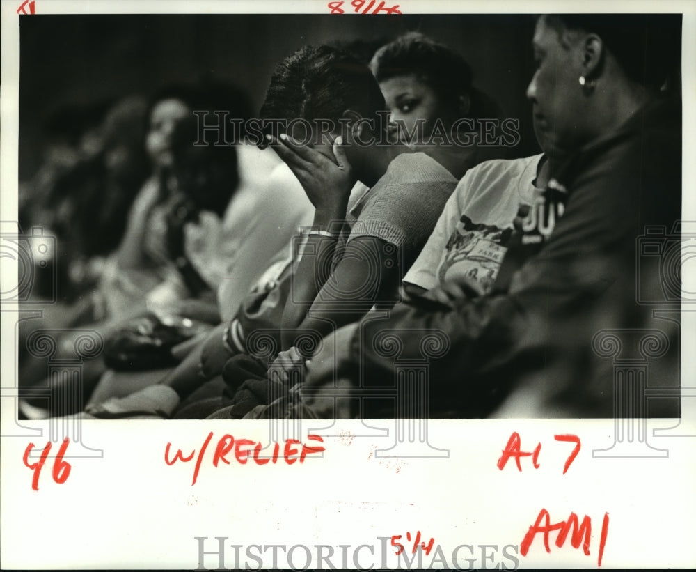 1985 Press Photo Hurricane Juan- Roxanne McCray shows frustration of waiting. - Historic Images