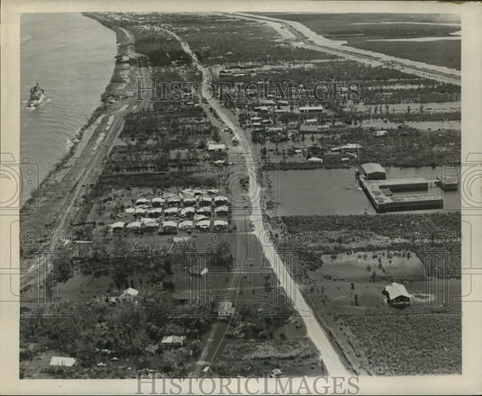 1965 Press Photo Hurricane Betsy- Lady of Good Harbor School surrounded by water-Historic Images