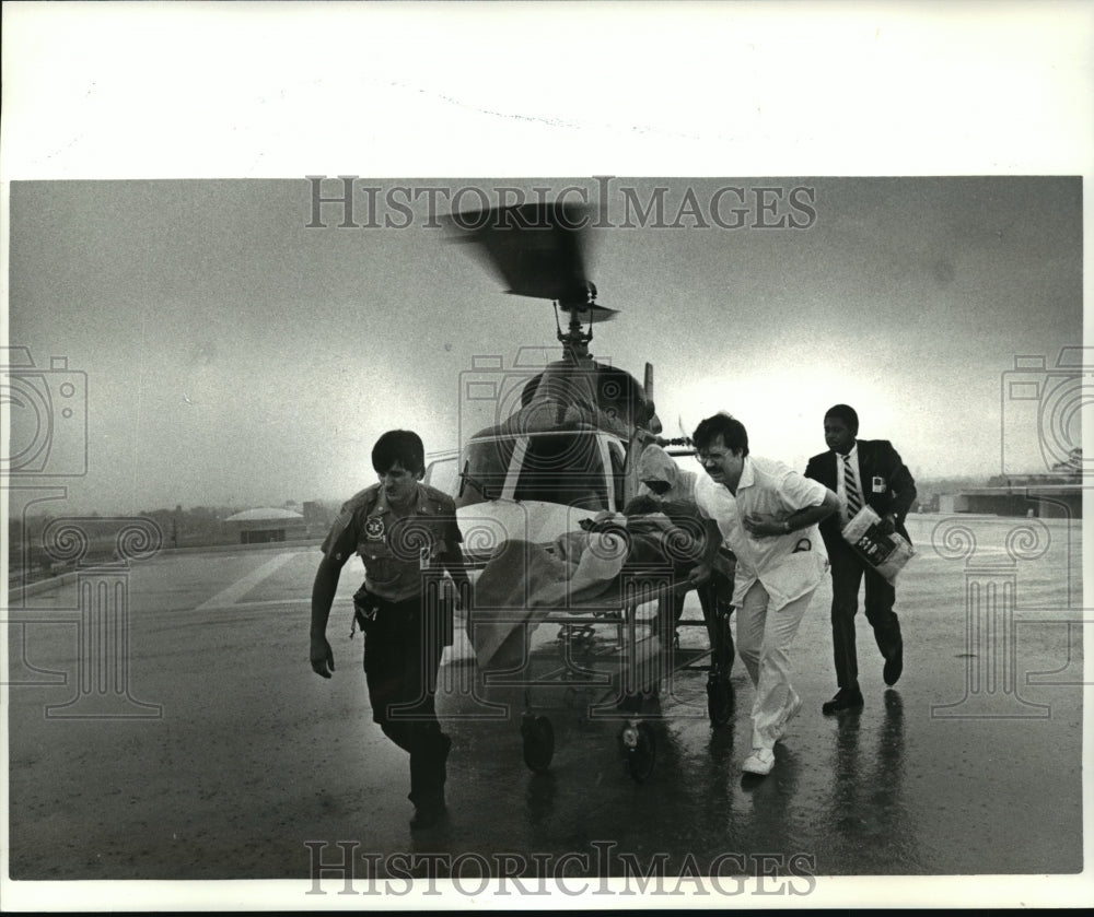 1985 Press Photo Hurricane Juan- Survivors from oil rig in Gulf of Mexico. - Historic Images