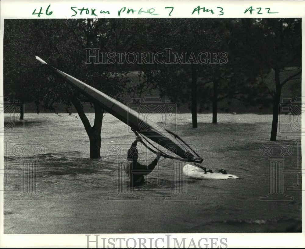 1985 Press Photo Hurricane Juan - Jeff Inmon Windsurfs in New Orleans Flood - Historic Images