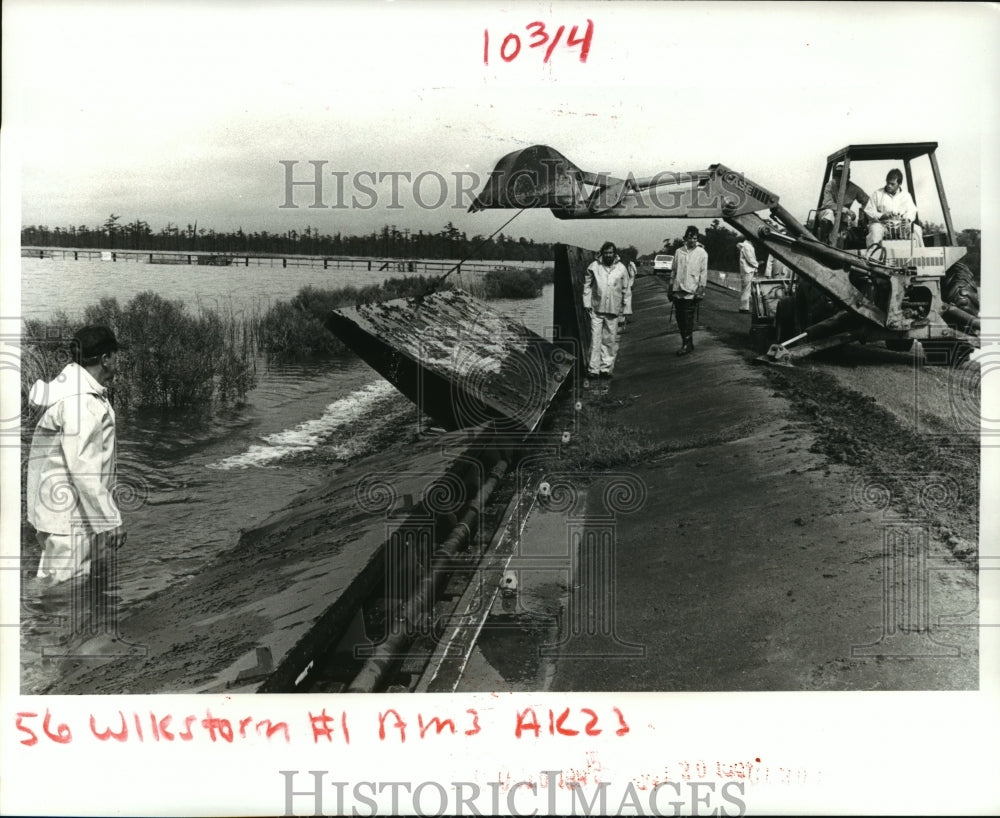 1985 Press Photo Hurricane Juan - East Jefferson Levee Workers Raise Levee - Historic Images