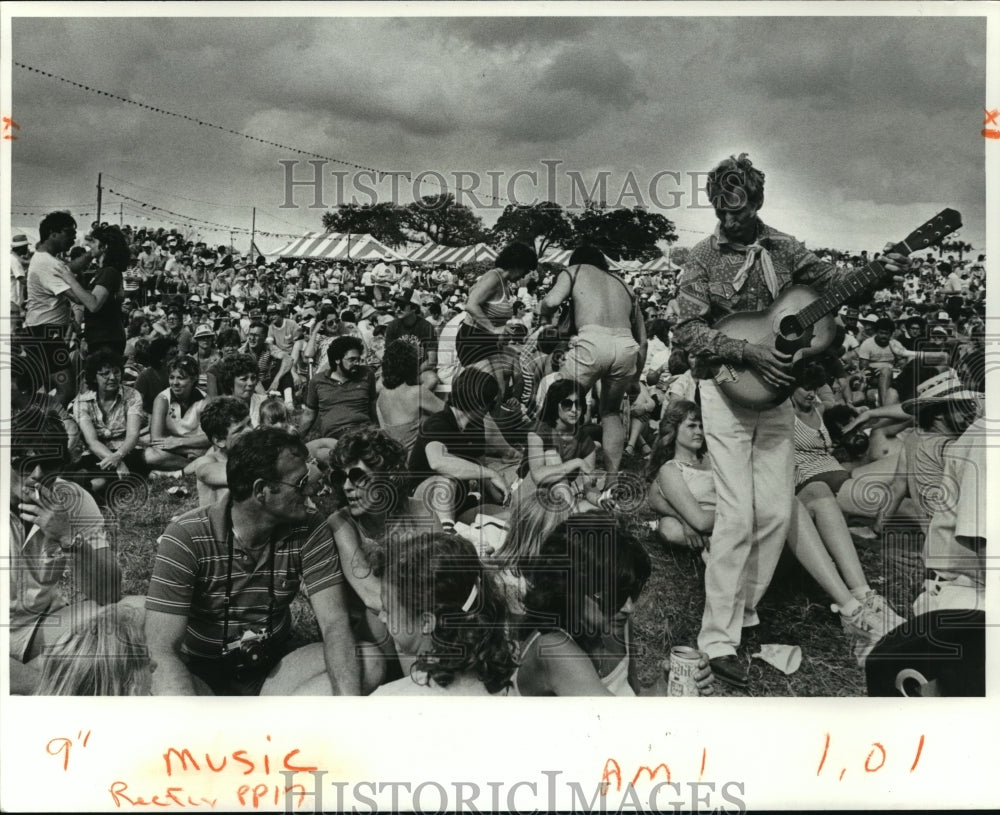 1983 Press Photo New Orleans Jazz and Heritage Festival crowds with guitar - Historic Images