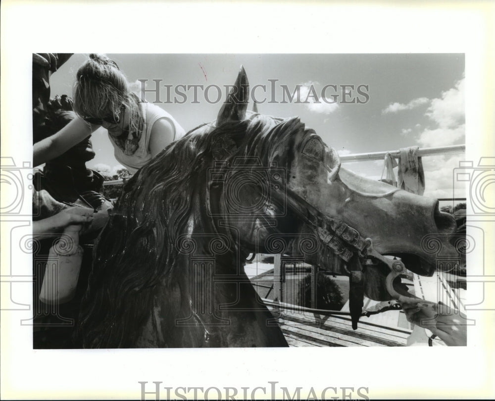 1995 Statue - Lynn Harrington Cleans Andrew Jackson Statue - Historic Images