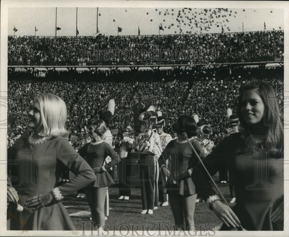 1970 Press Photo Sugar Bowl halftime band performance balloons being released - Historic Images