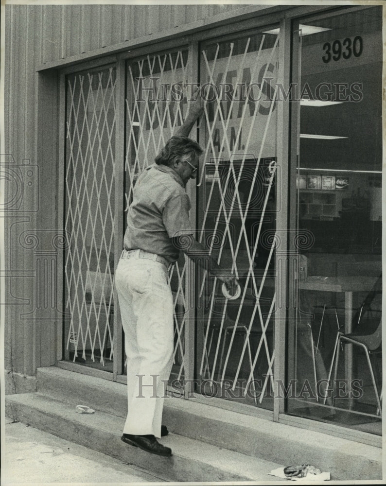 1975 Press Photo Hurricane Eloise- Taping windows in preparation for storm. - Historic Images