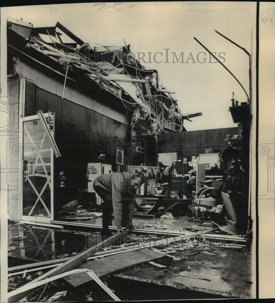 1975 Press Photo Hurricane Eloise- Cleaning up- - noa05467 - Historic Images