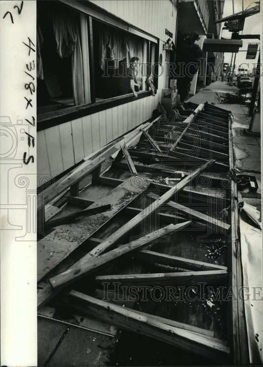 1979 Press Photo Hurricane Frederic- Restaurant owner surveys damage in Mobile. - Historic Images