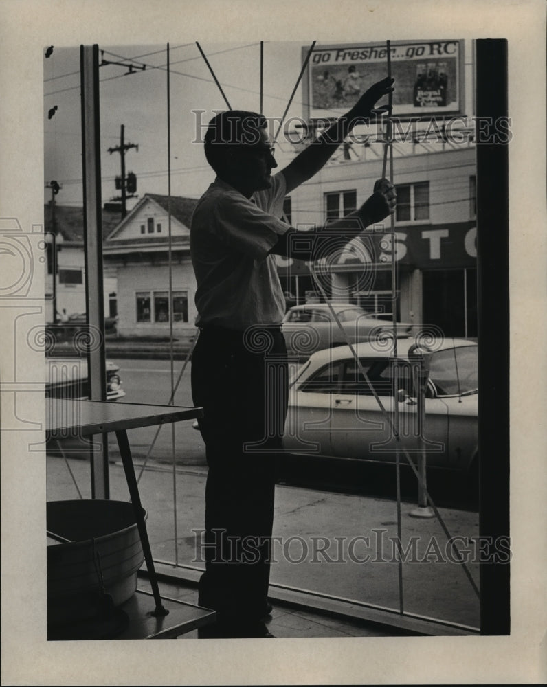 1964 Press Photo Hurricane Hilda- Man taping windows in 2300 block of Tulane.- Historic Images