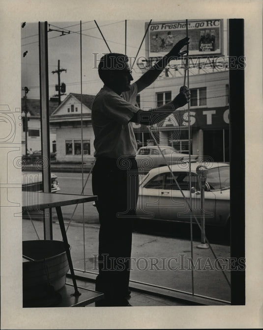 1964 Press Photo Hurricane Hilda- Man taping windows in 2300 block of Tulane.- Historic Images