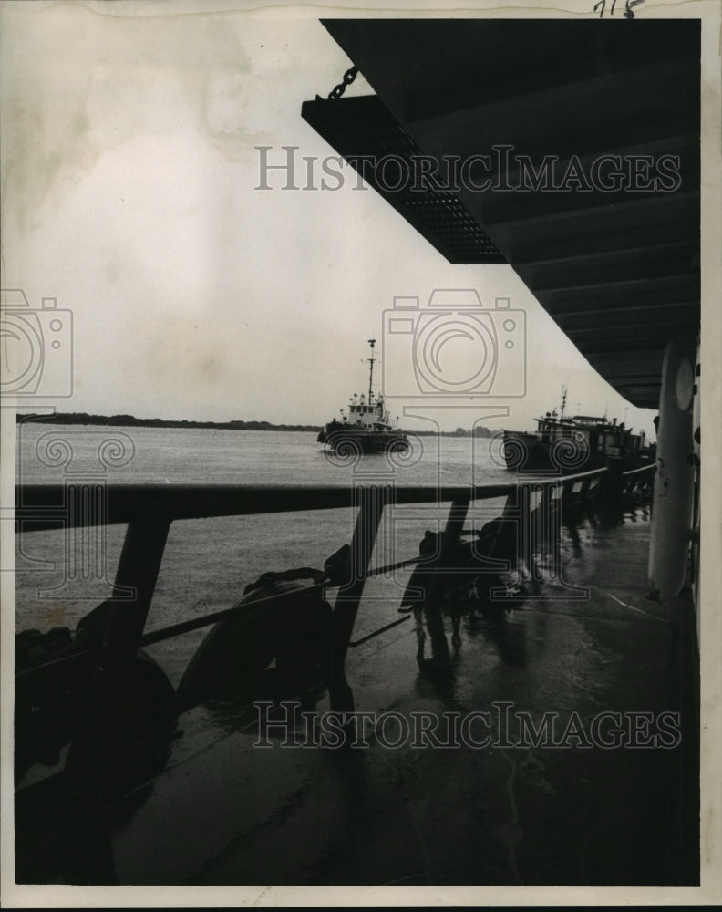 1964 Press Photo Hurricane Hilda- Off Shore oil workers return to Grand Isle.-Historic Images