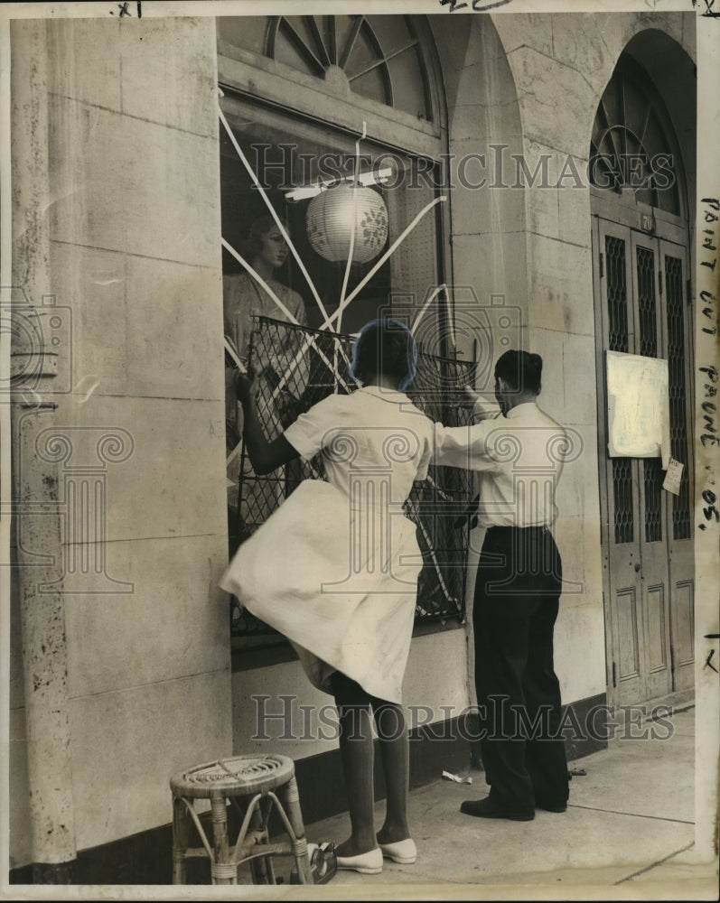 1964 Press Photo Hurricane Hilda-Shopkeeper tapes plate glass window.-Historic Images