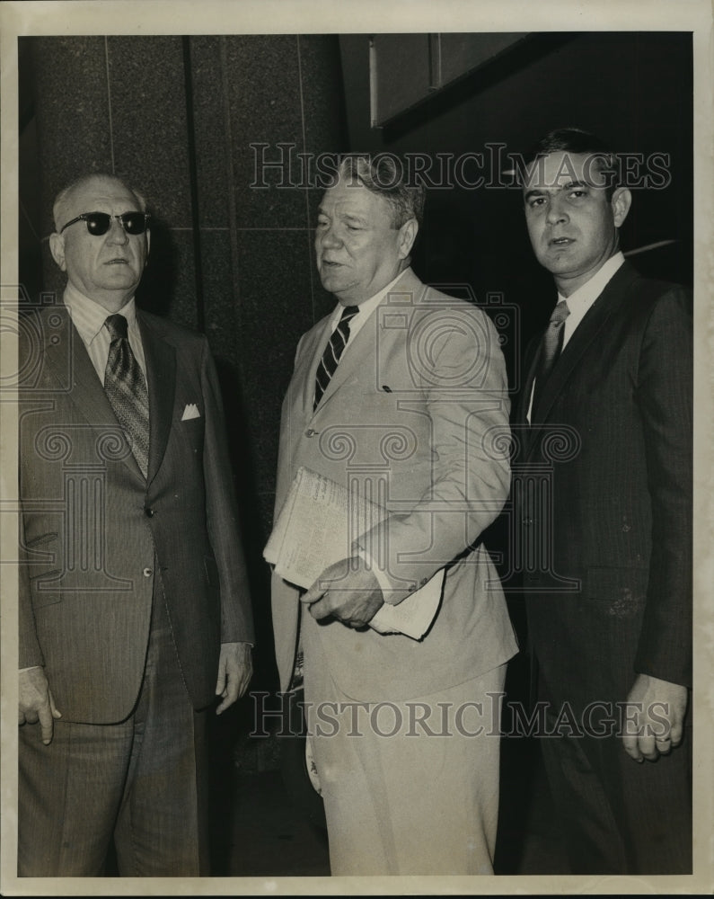 1970 Press Photo Hurricane Foresight- Men on Hurricane Foresight project. - Historic Images