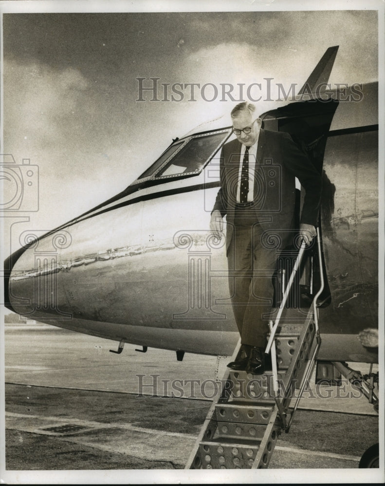 1970 Press Photo Hurricane Foresight- Gen. Lincoln arrives at airport. - Historic Images