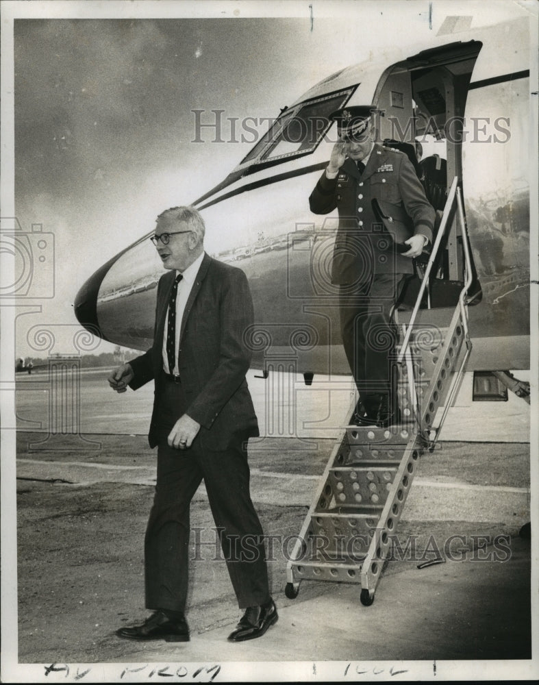 1970 Press Photo Hurricane Foresight- General Lincoln arrives at airport. - Historic Images