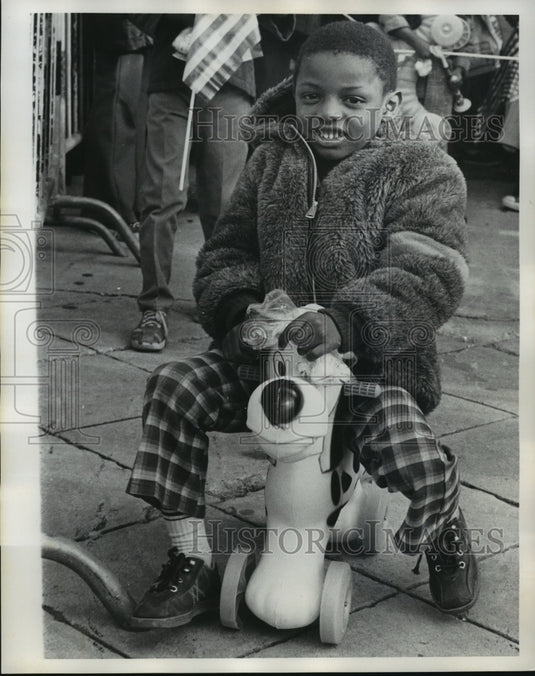 1975 Press Photo Doll and Toy Fund- Little boy with a dog riding toy. - Historic Images