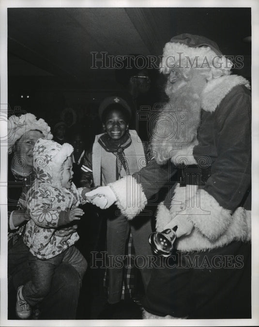1973 Press Photo Doll and Toy Fund- Not so happy to meet Santa. - noa05579 - Historic Images