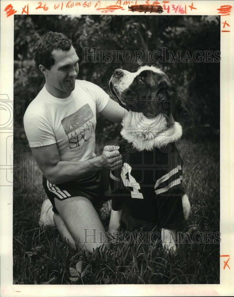 1985 Press Photo New Orleans Saints Saints mascot Gumbo with trainer Larry Dale. - Historic Images