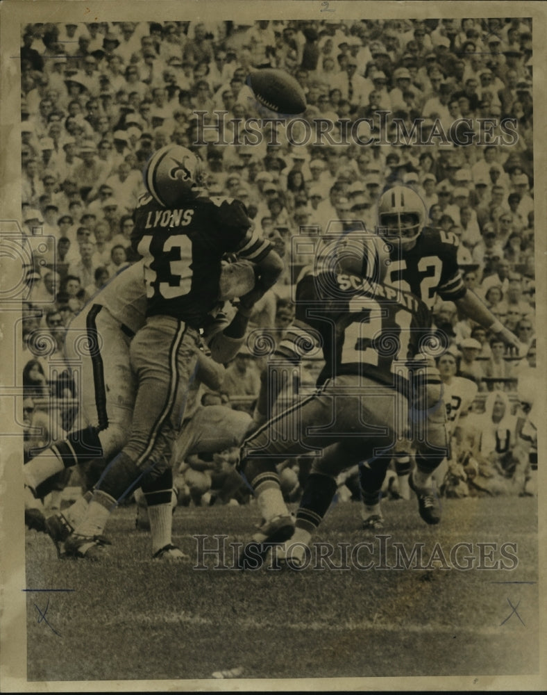 1970 New Orleans Saints-Pass broken up by Saints. - noa05647