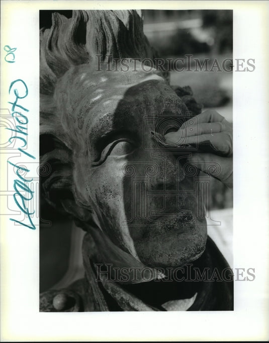 1995 Press Photo Jackson Square New Orleans Lynn Harrington restoring statue - Historic Images