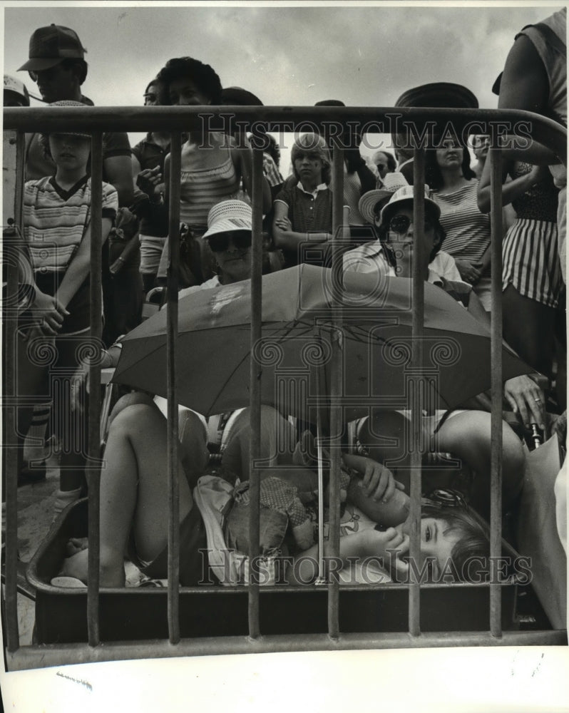 1982 Press Photo New Orleans Jazz and Heritage Festival children by Stage Four - Historic Images