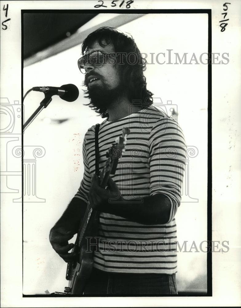 Press Photo New Orleans Jazz and Heritage Festival Waldir performing - Historic Images