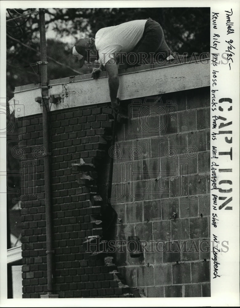 1985 Kevin Riley cleaning up his wind damaged pawn show - Historic Images