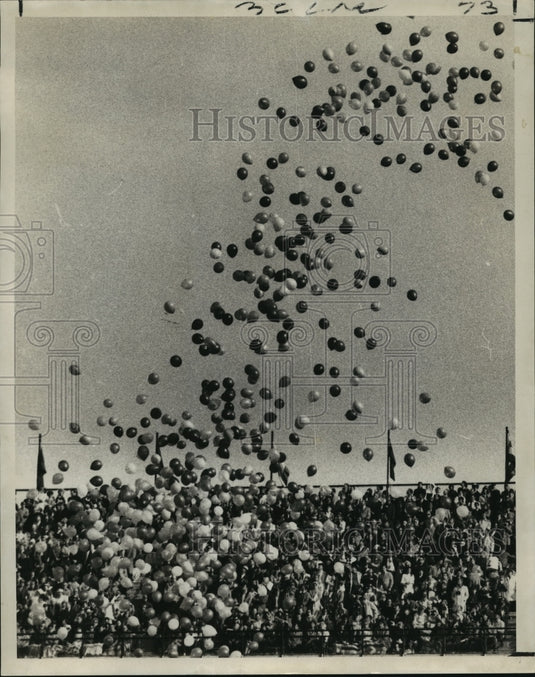 1970 Press Photo Sugar Bowl-Hundreds of balloons flew skyward at the Classic. - Historic Images
