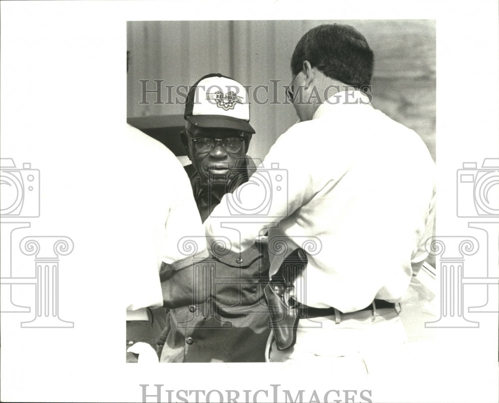 1985 Press Photo Kemper Brown, who Found Body of a Female Baby, Speaks With Cop - Historic Images