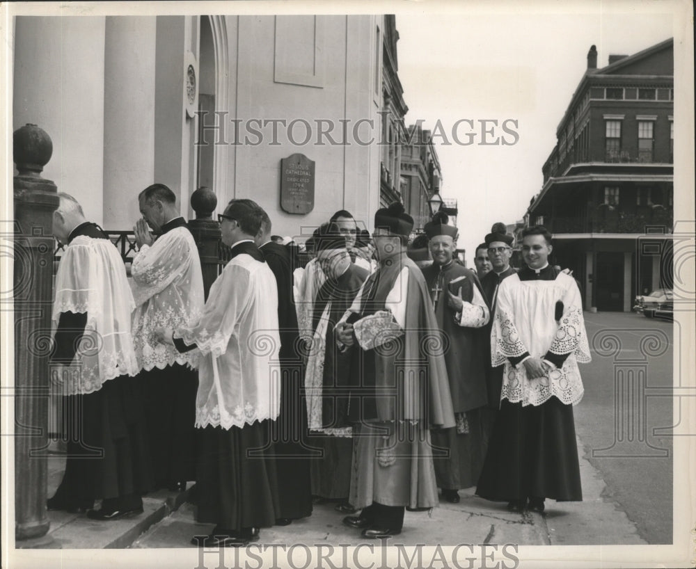 1960 Press Photo New Orleans Cathedral- Bishop Tracy with Book. - noa05844 - Historic Images