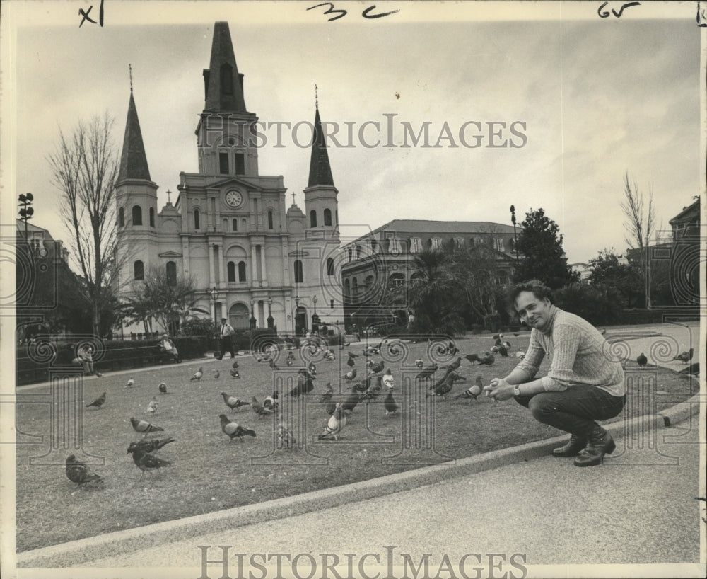 1975 Press Photo New Orleans - Man Stands by Pigeons at St. Louis Cathedral - Historic Images