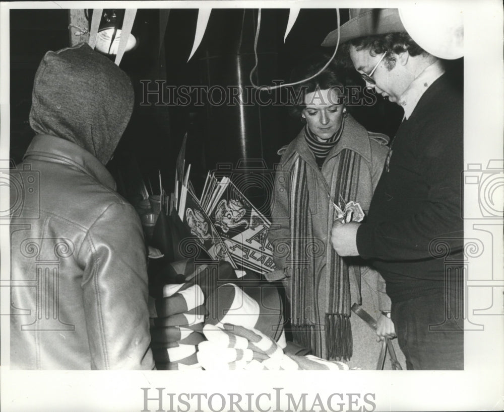 1978 Press Photo Sugar Bowl - Couple Buying College Souvenirs - noa05897- Historic Images