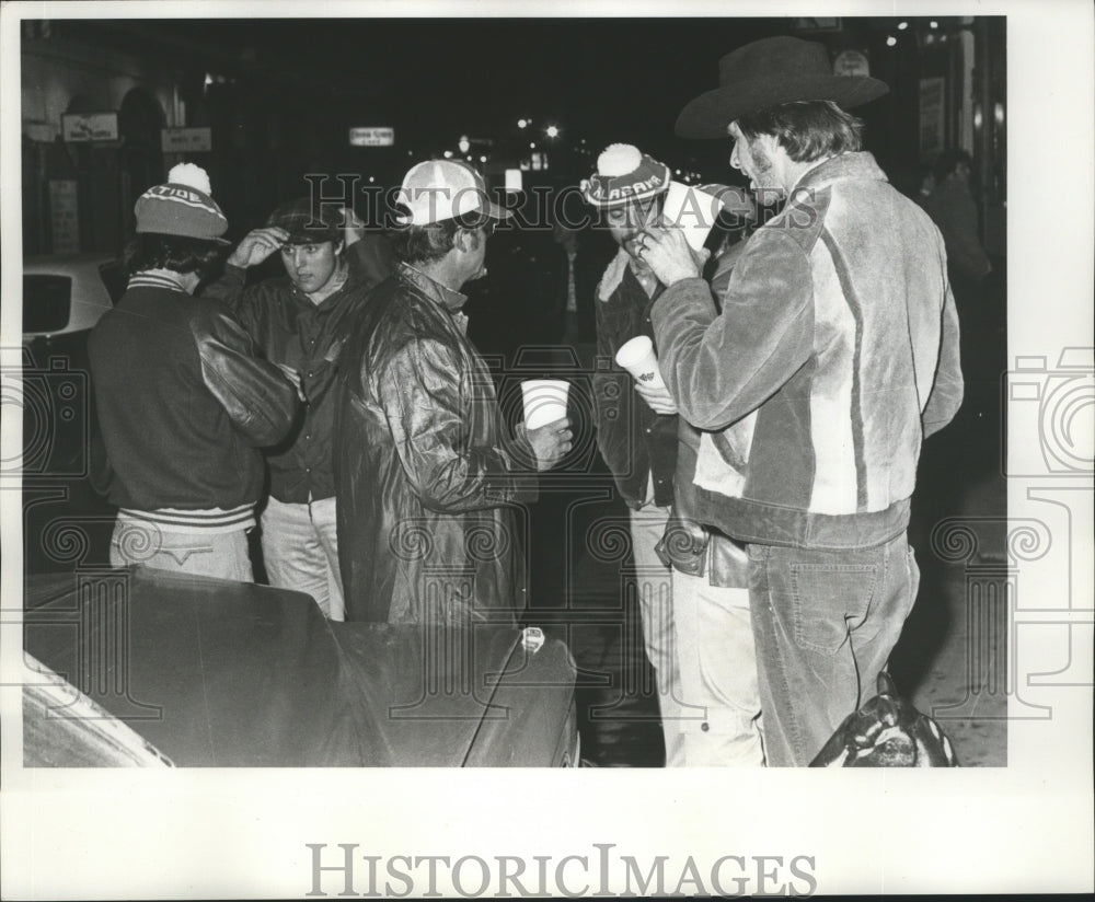 1978 Press Photo Sugar Bowl- Visitors meet and drink and talk about teams. - Historic Images