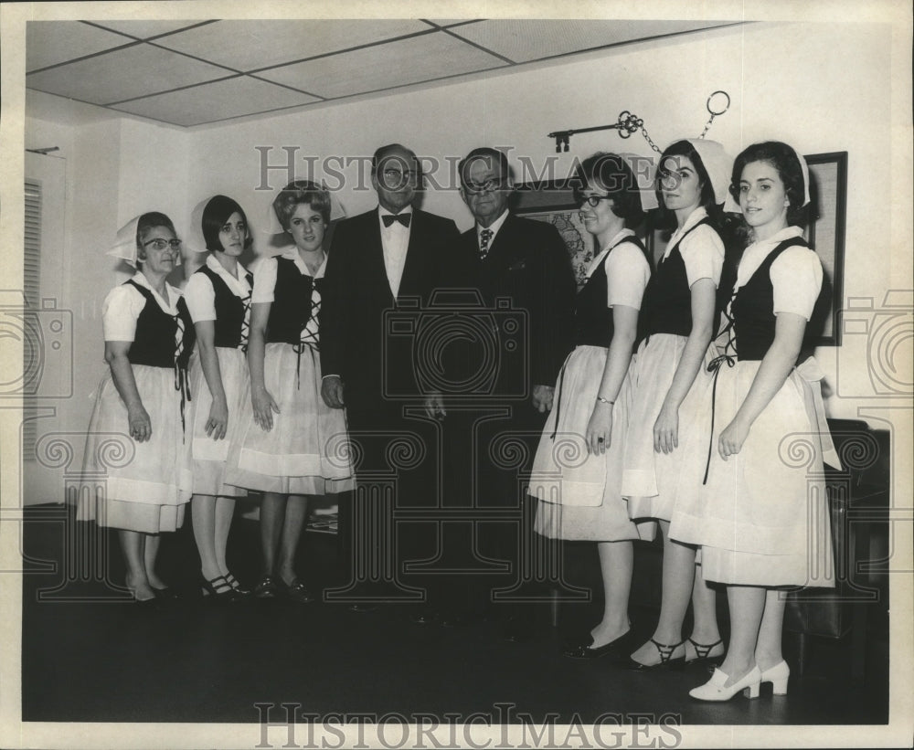 1970 Press Photo Acadian Belles Leave for Canada to Hostess in Louisiana Display - Historic Images