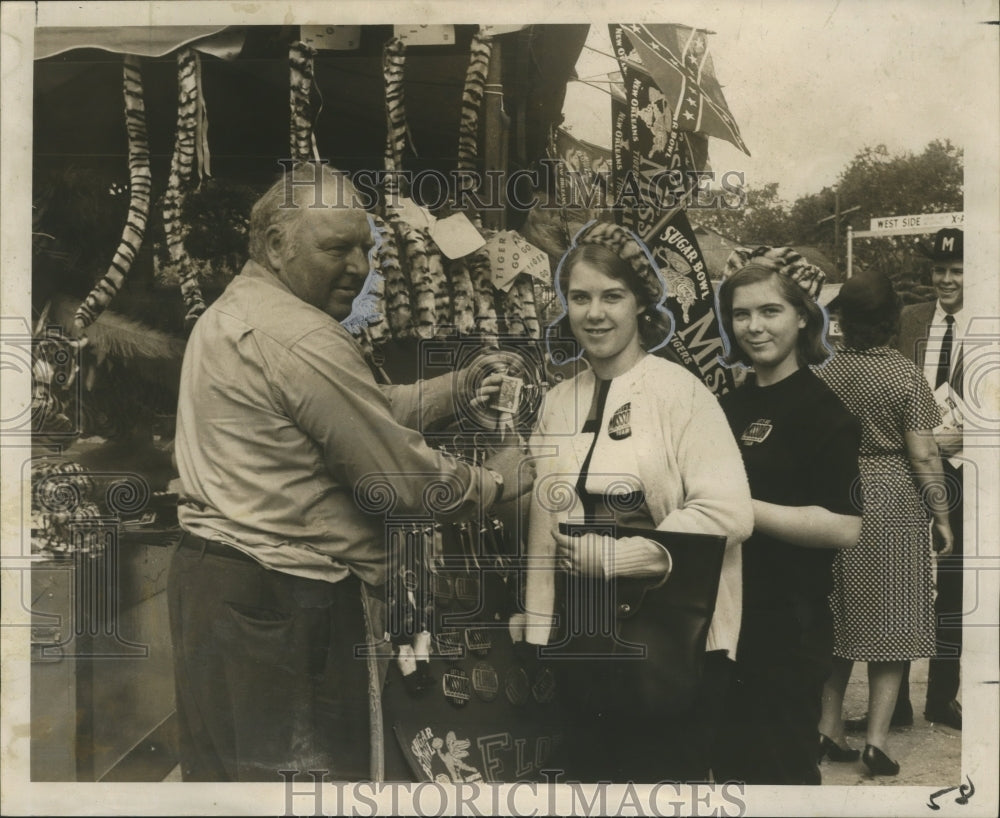 1966 Press Photo Sugar Bowl - Vendor Selling Missouri &amp; Florida Novelties- Historic Images